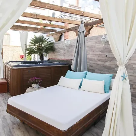 Tatil Evi Amazing In With 3 Bedrooms, Wifi And Swimming Pool Nerja